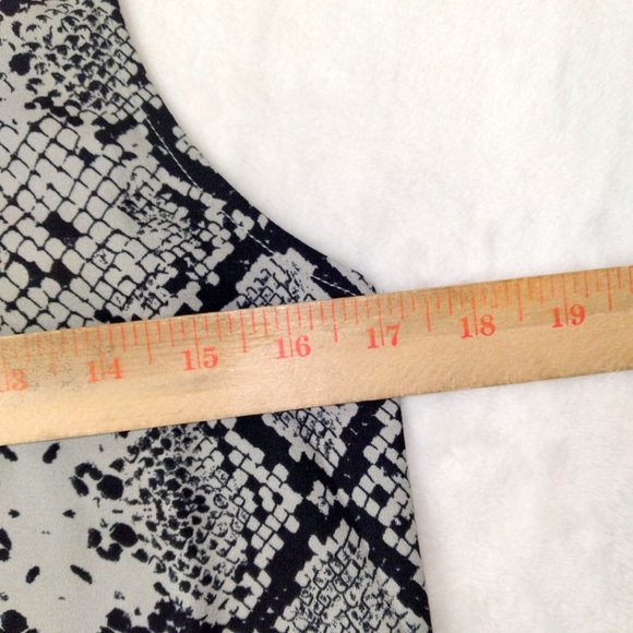 Halogen Snakeskin Print Sleeveless Top XS - Picture 8 of 9